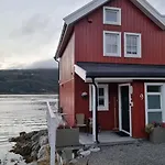 Sjohus Ved Tjeldsundet - House By The Sea *