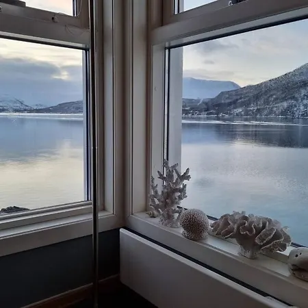 Casa de Férias Sjohus Ved Tjeldsundet - House By The Sea *