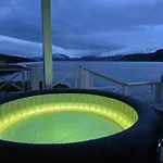 Sjohus Ved Tjeldsundet - House By The Sea 度假居 伊温斯科尔