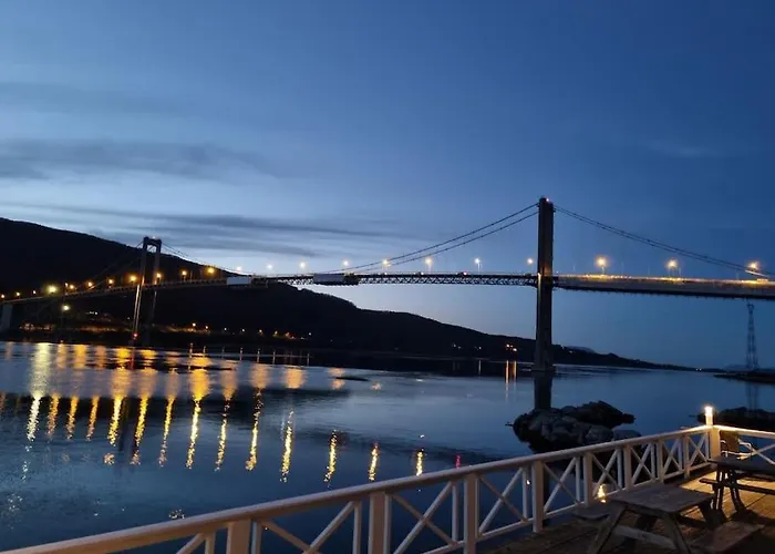 Sjohus Ved Tjeldsundet - House By The Sea *